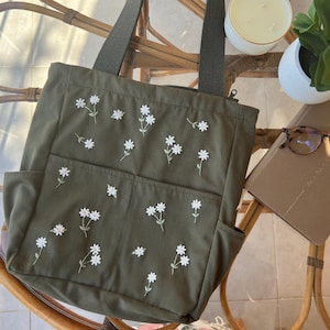 Hand Embroidered Daisy Green Bag, Cute Small Daisies Embroidery Market Bag, Handmade Eco Friendly Grocery Bag, Aesthetic Bag, Floral Tote